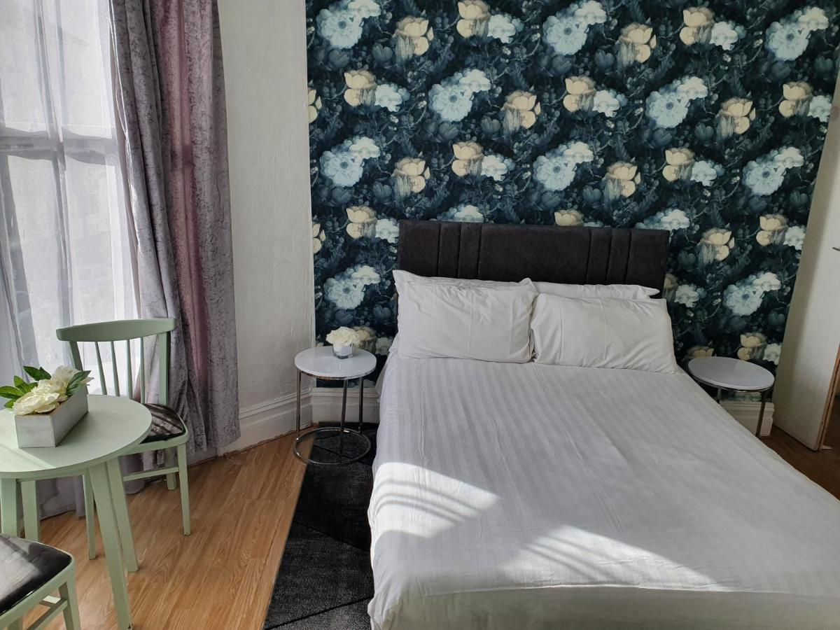 Balkan Hotel Blackpool Esterno foto
